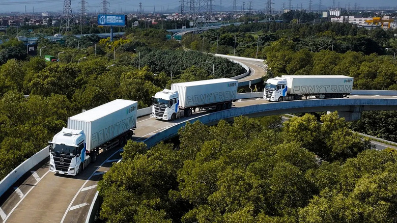 Китайские SANY и Pony.ai запускают серийные беспилотные электрогрузовики по схеме колонн, где один водитель ведёт сразу пять машин